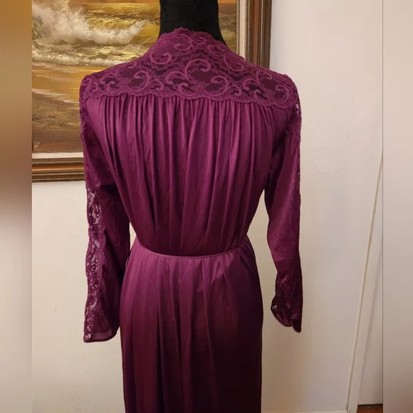 Vintage 1960s Maidenform Lace Accented Robe